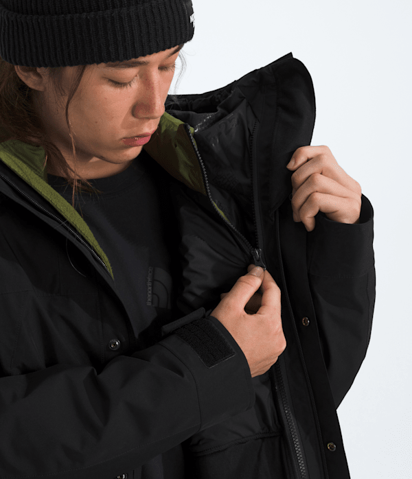 Mens-GORETEX-Mountain-Jacket-TNF-MODELCLOSE3.png