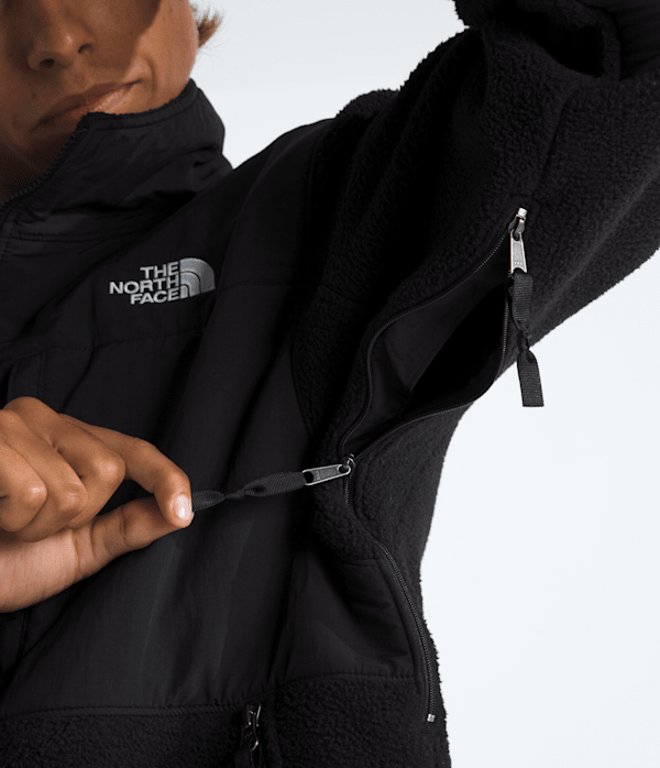 Mens-Retro-Denali-Jacket-TNF-MODELALT2.png