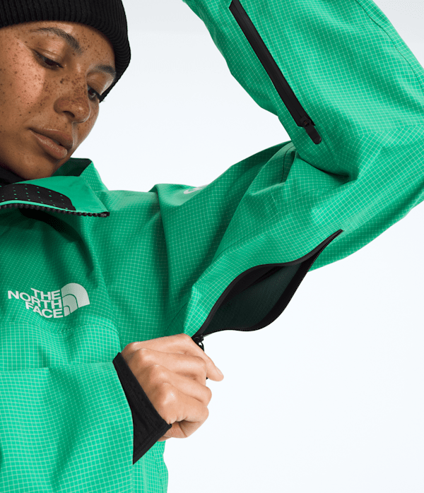 Womens-Summit-Series-Tsirku-GORETEX-Pro-Jacket-TNF-MODELALT2.png